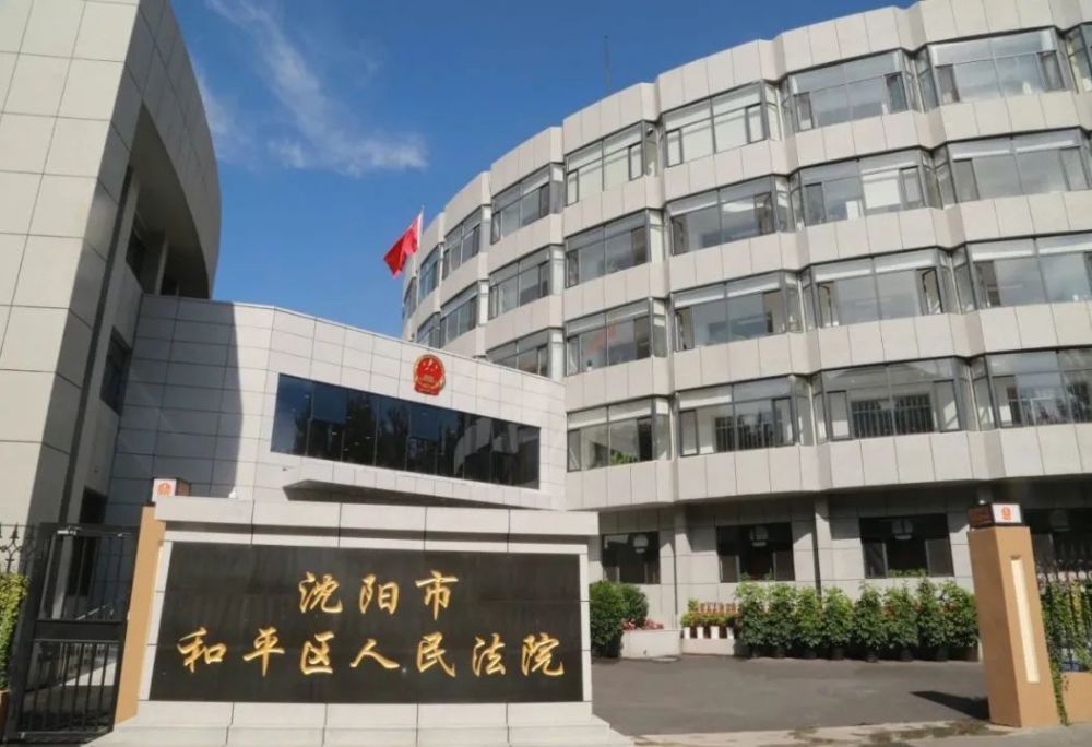 至此我们的主人公伊萨克·博格渐渐通过玛丽安的视角深刻地认识了自己，也最终开始理解了自己的梦e整个行程收尾于伊萨克的面部特写，画面也首次在描述现实时采用了非·下一将对伊萨现实主义的手法一一将光聚合在伊萨克的脸上让周围一片黑暗，突出地强调了伊萨克自省的瞬间(如图k)。